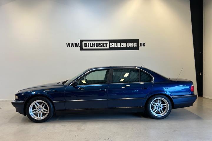 Gul BMW 735i fra 1999