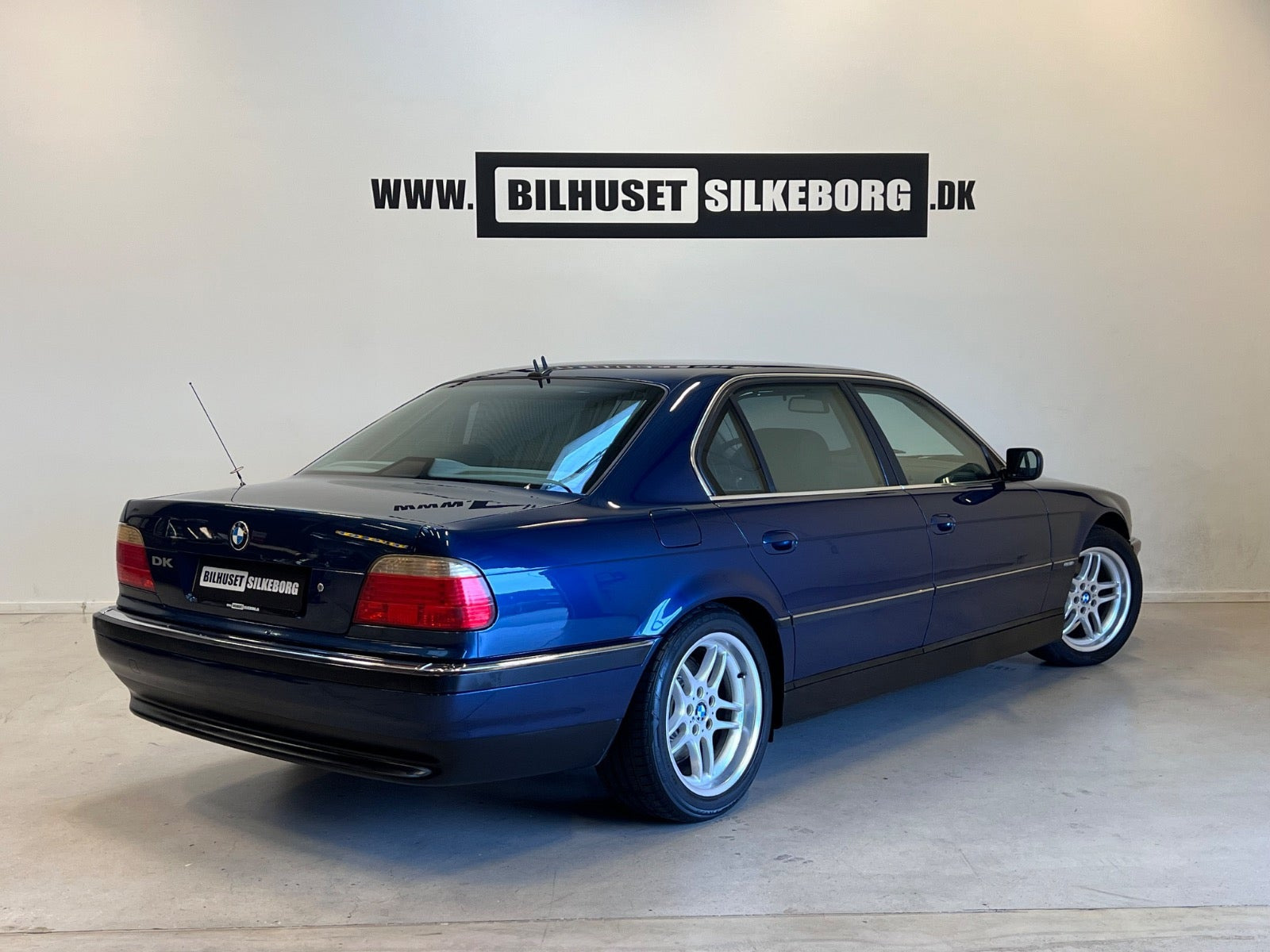 Gul BMW 735i fra 1999