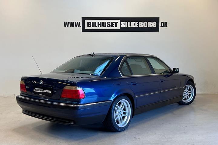 Gul BMW 735i fra 1999
