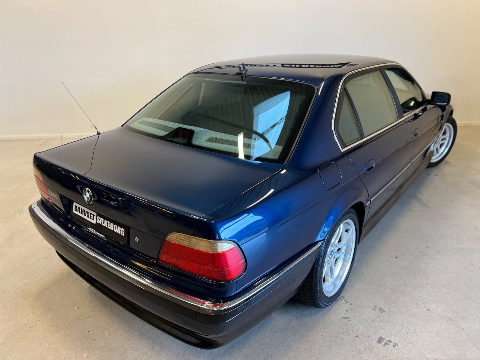 Gul BMW 735i fra 1999