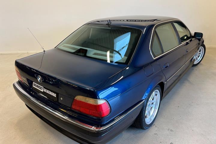 Gul BMW 735i fra 1999
