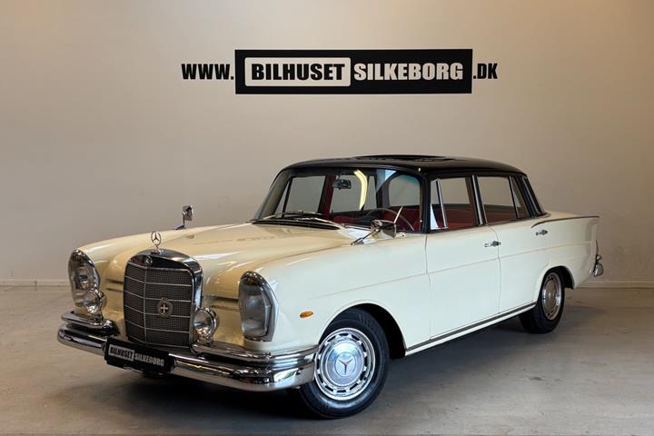 Rød Mercedes 220 SE fra 1963