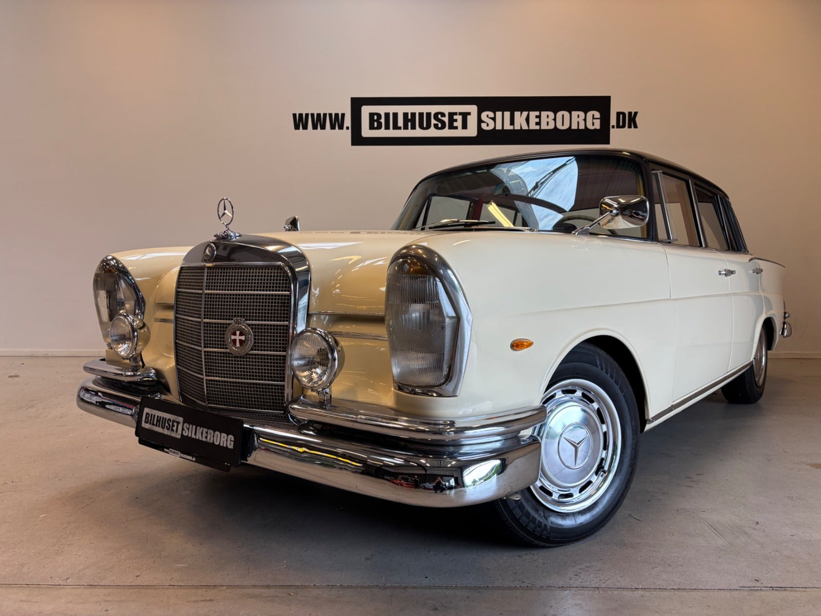 Rød Mercedes 220 SE fra 1963