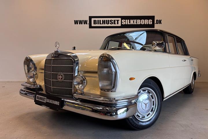 Rød Mercedes 220 SE fra 1963