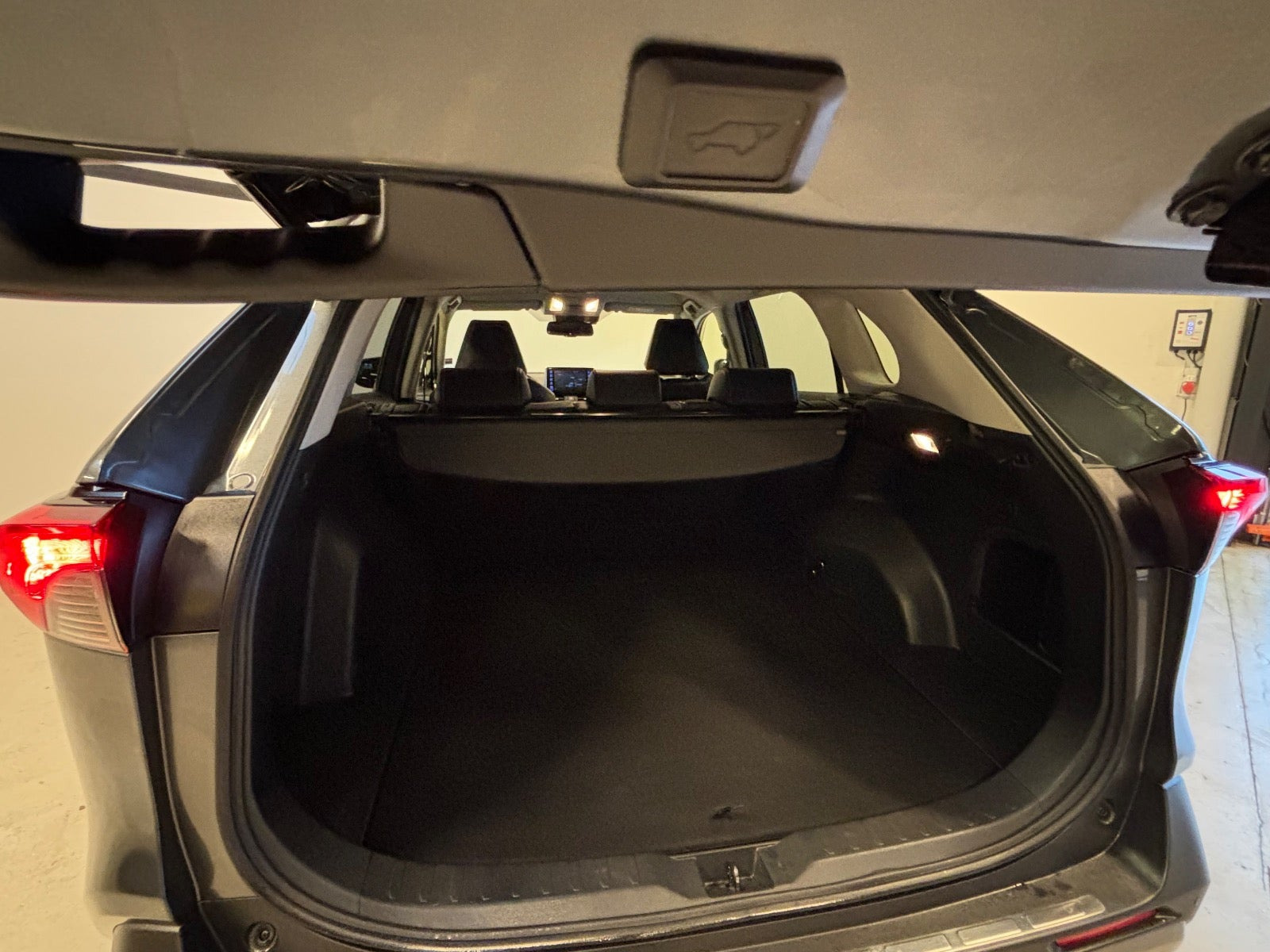 Sort Toyota RAV4 fra 2020