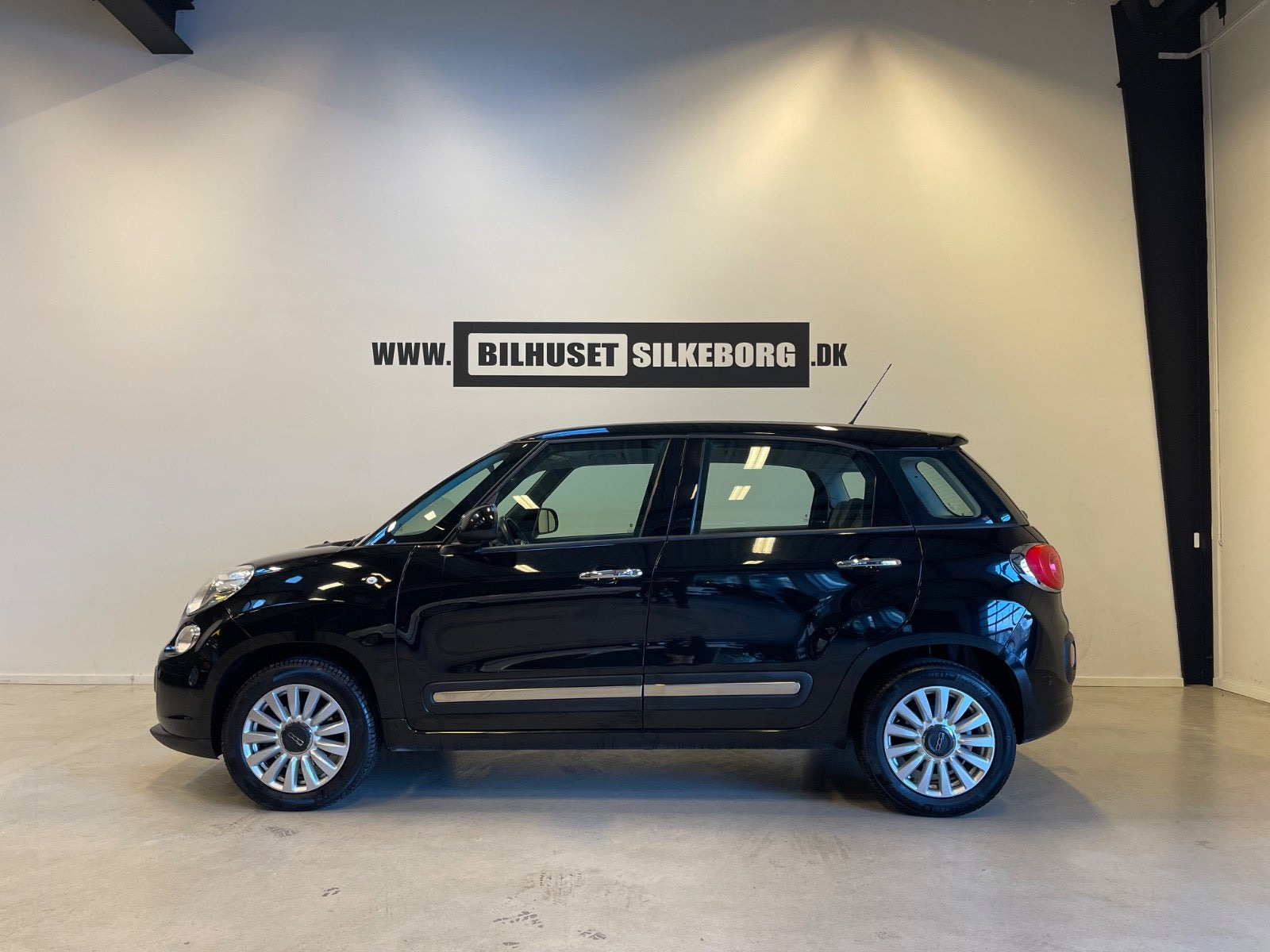 Grå Fiat 500L fra 2014