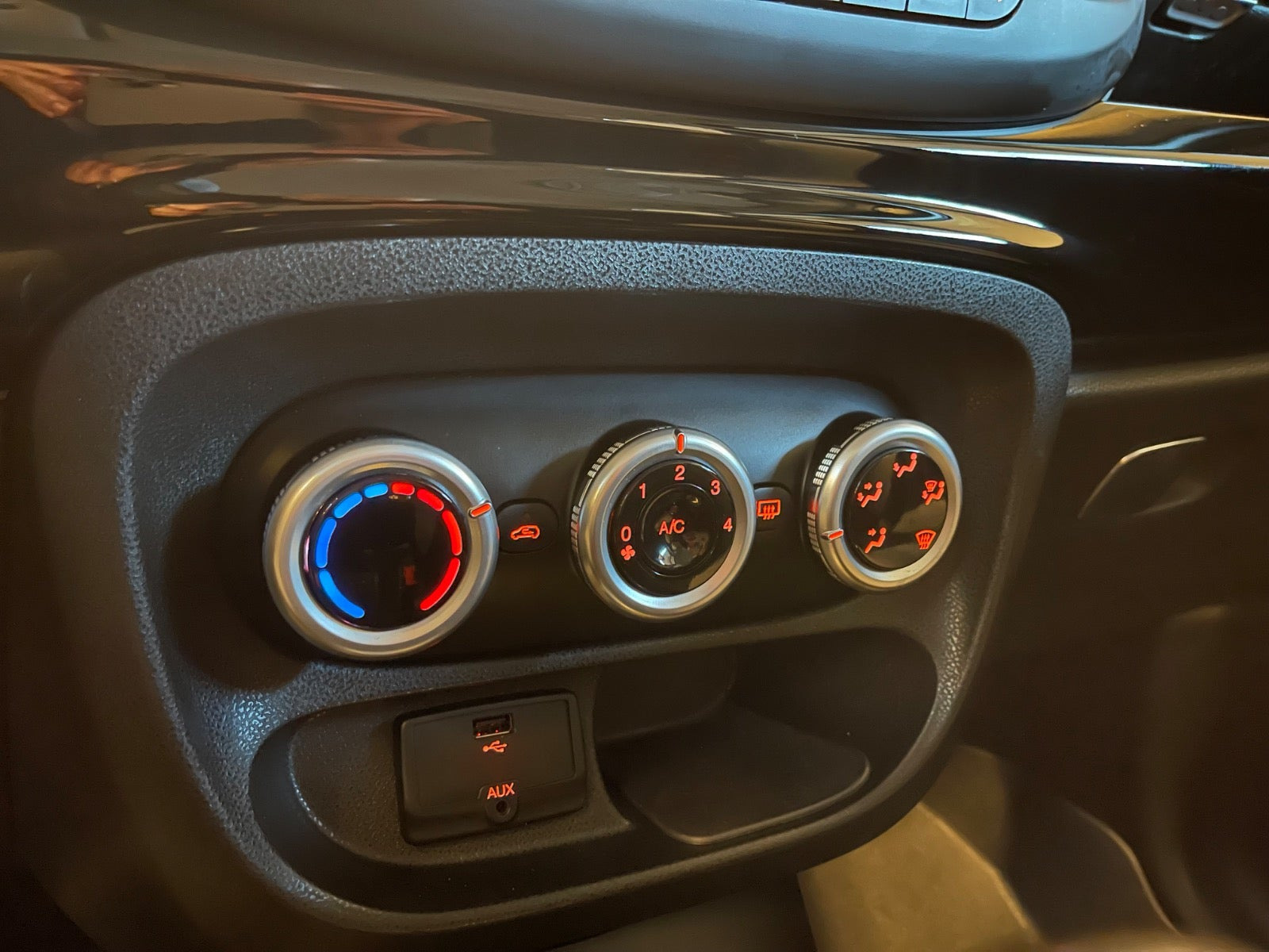 Grå Fiat 500L fra 2014