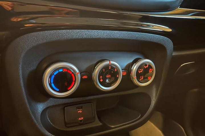 Grå Fiat 500L fra 2014