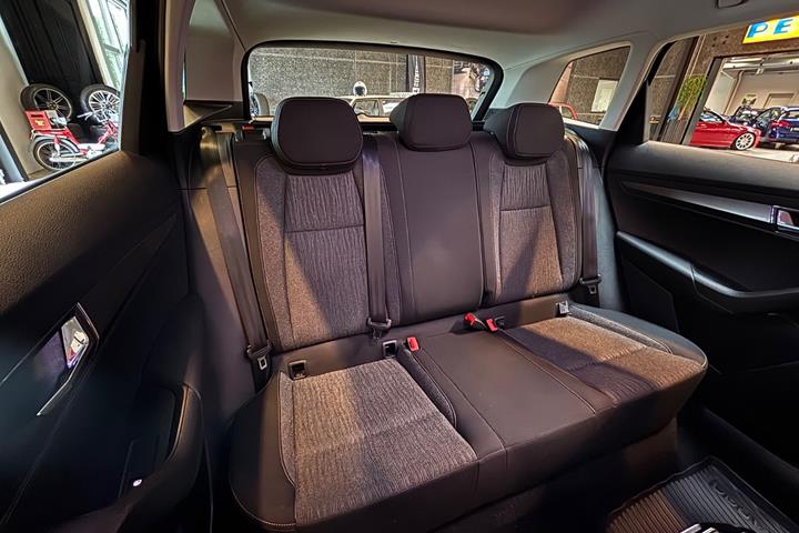 Sort Skoda Karoq fra 2018
