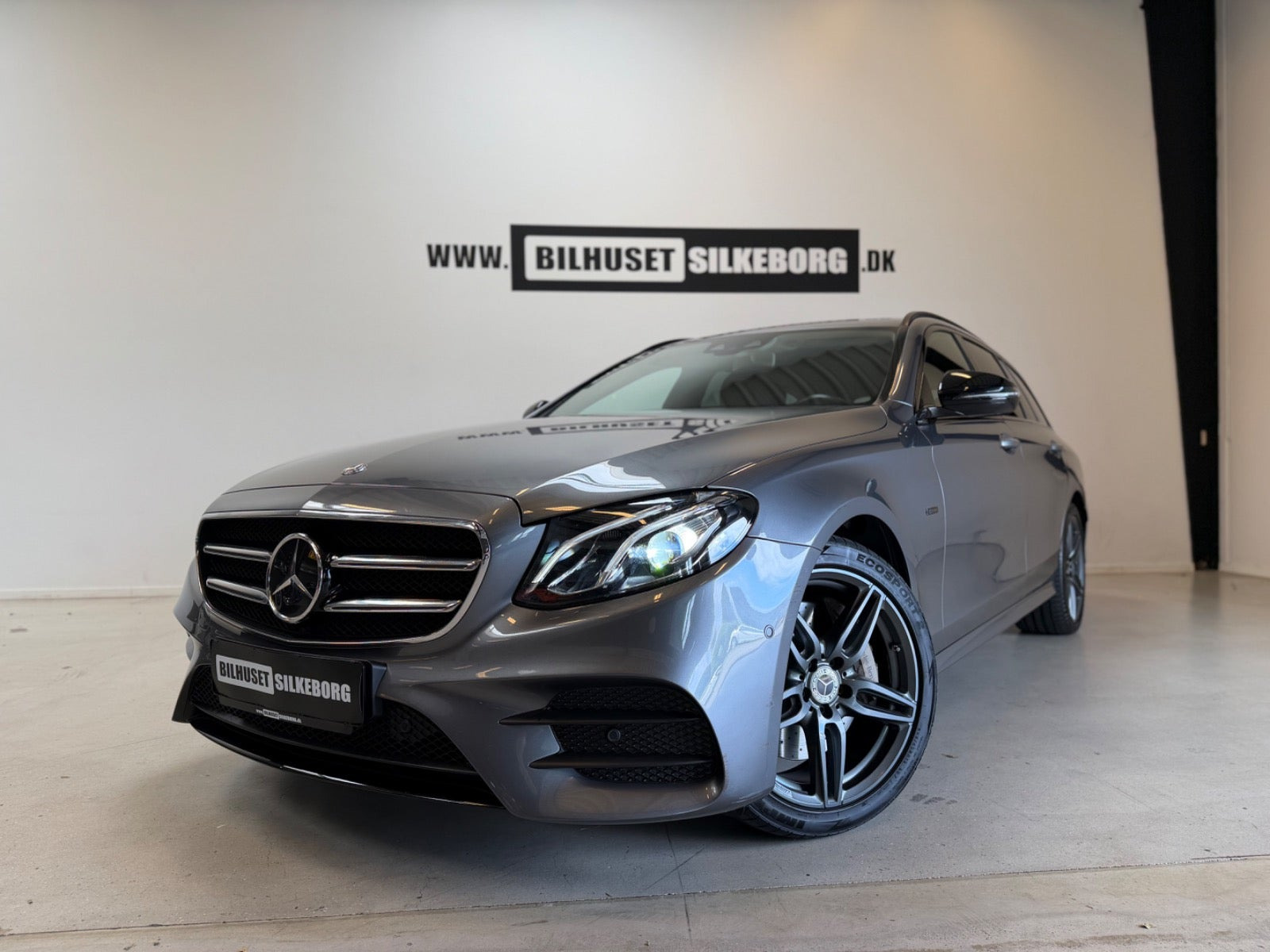 Brun Mercedes E300 de fra 2020