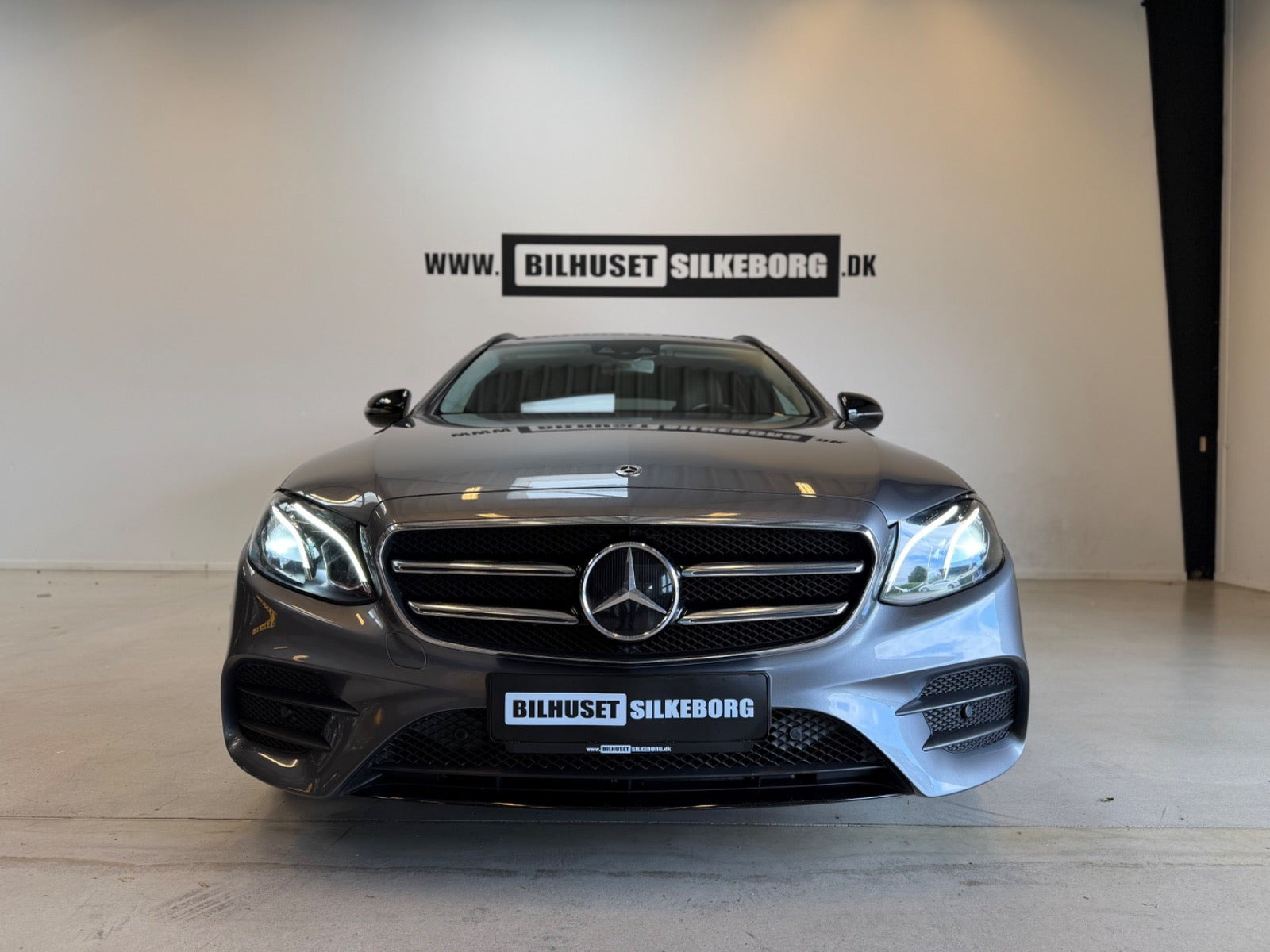 Brun Mercedes E300 de fra 2020