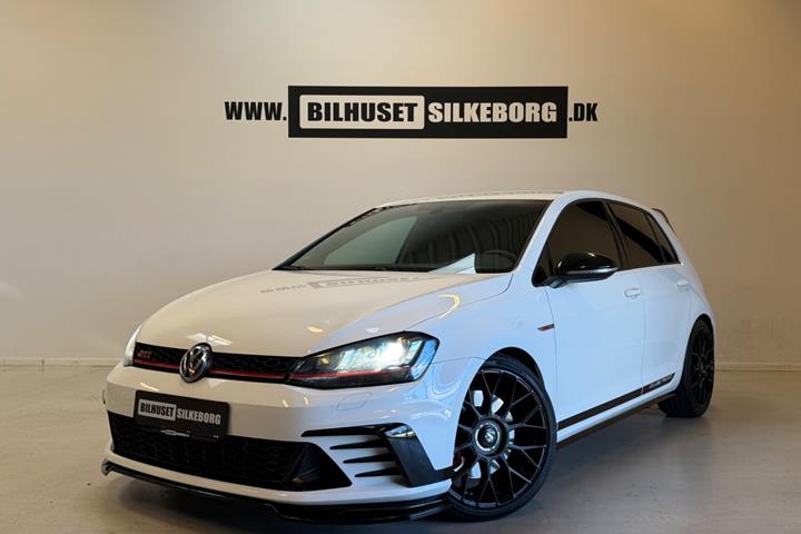 Rød VW Golf VII fra 2017