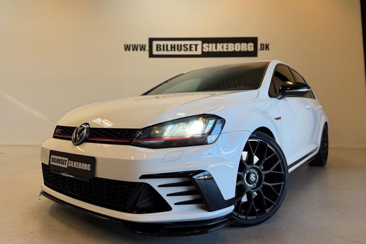 Rød VW Golf VII fra 2017