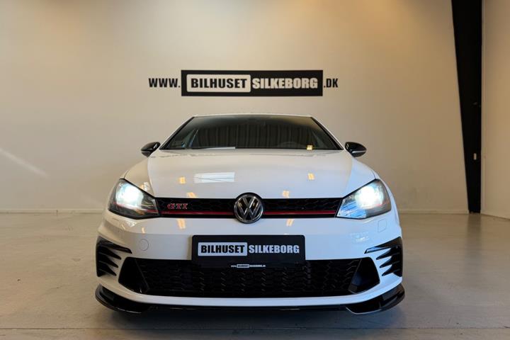 Rød VW Golf VII fra 2017