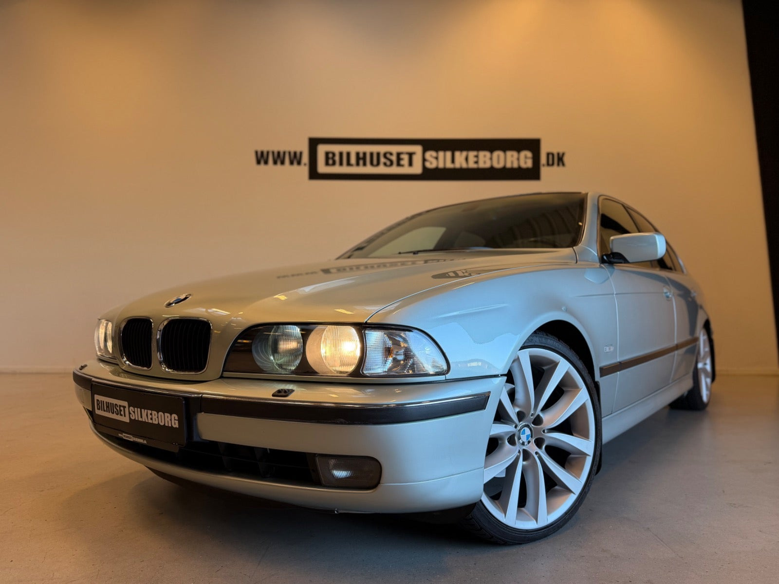 Grøn BMW 523i fra 1999
