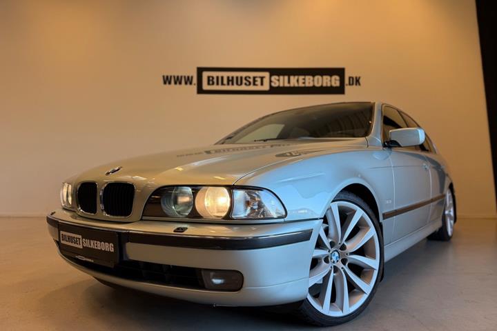 Grøn BMW 523i fra 1999