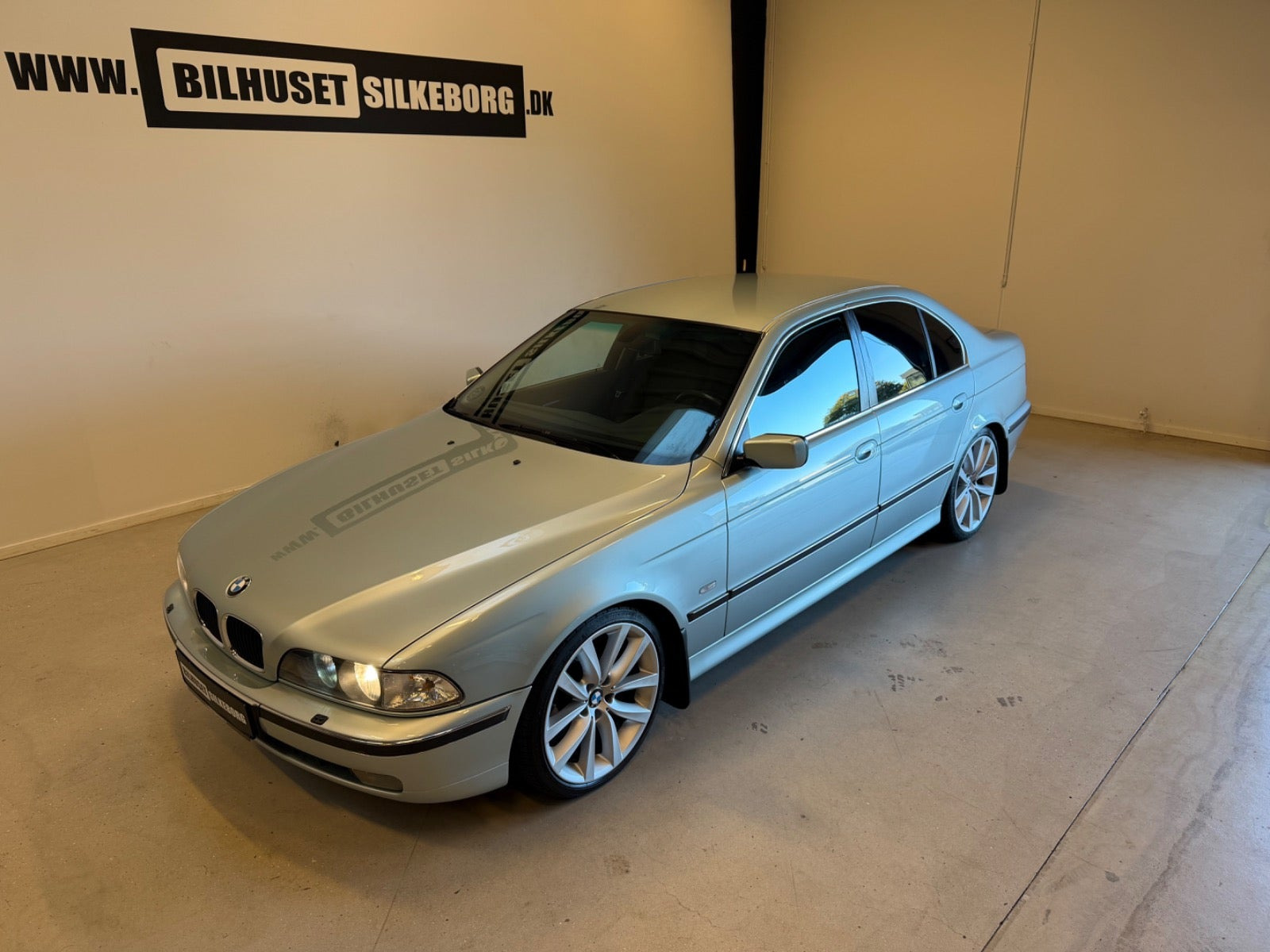 Grøn BMW 523i fra 1999