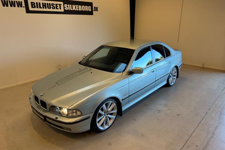 Grøn BMW 523i fra 1999