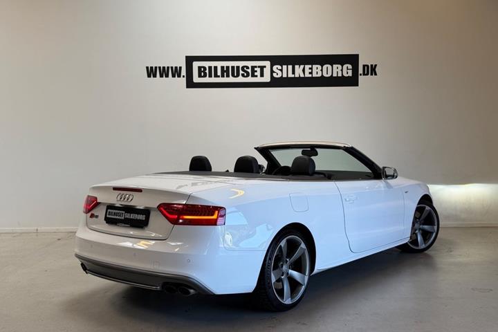 Sort Audi S5 fra 2012