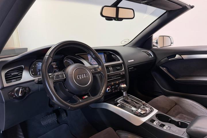Sort Audi S5 fra 2012