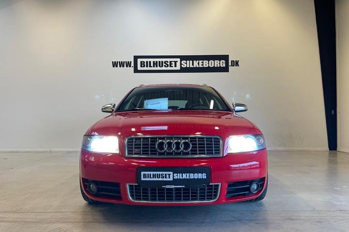 Rød Audi S4 fra 2003