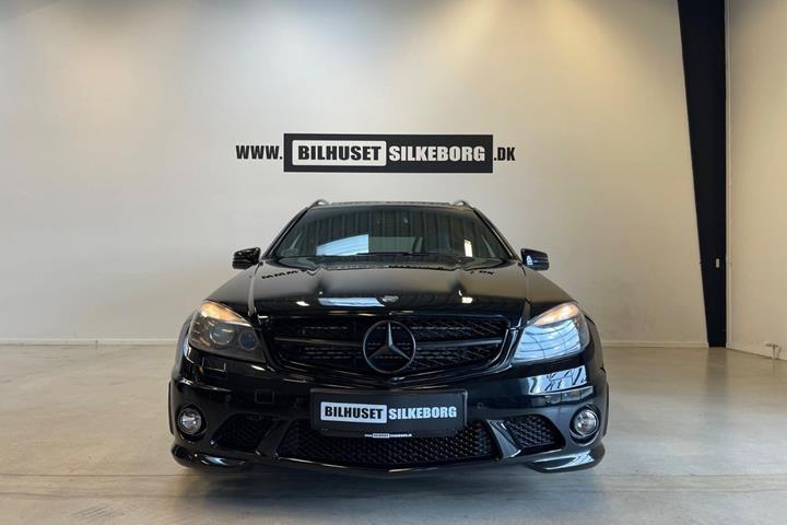 Sort Mercedes C63 fra 2010