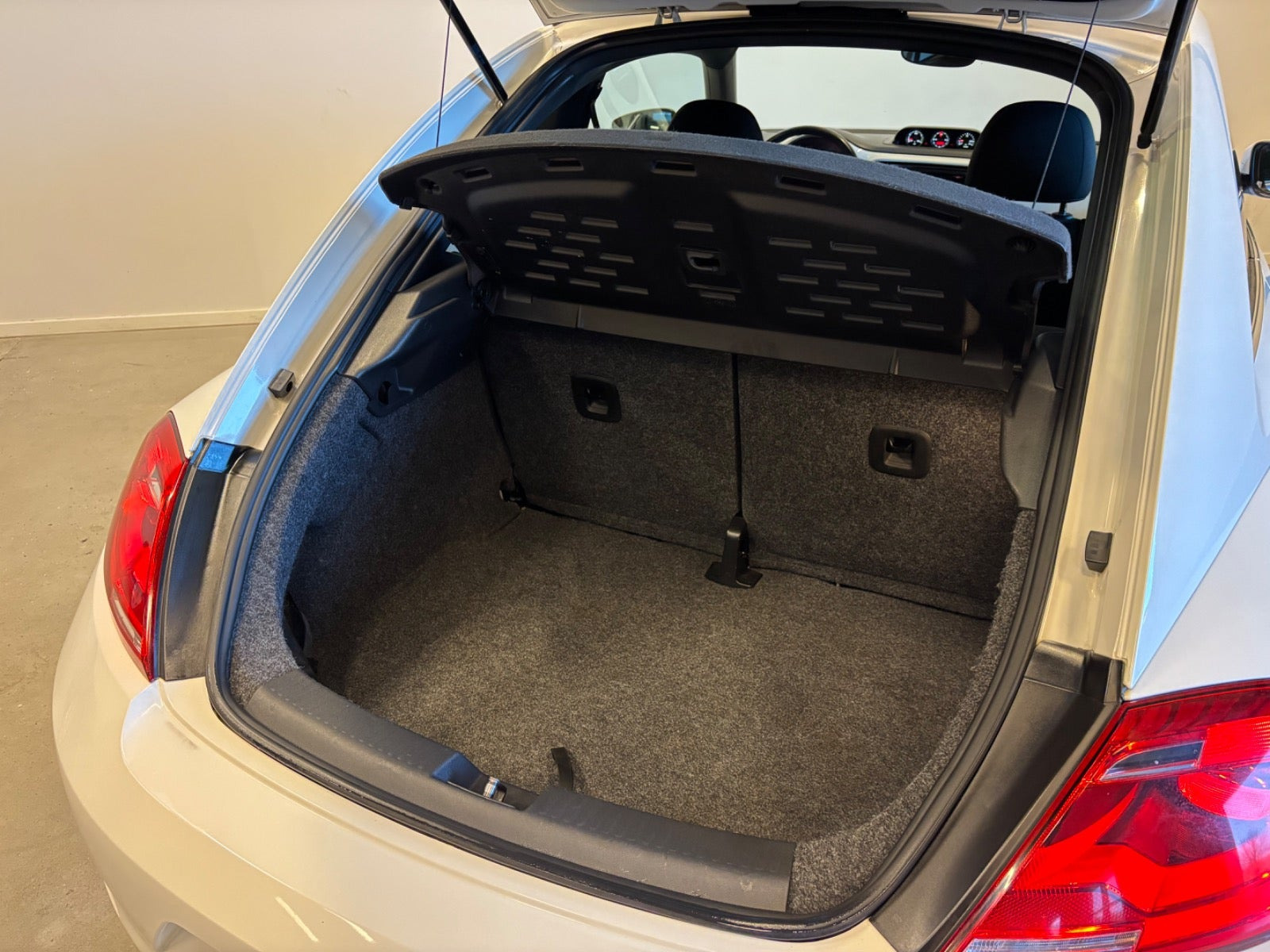Hvid VW The Beetle fra 2012