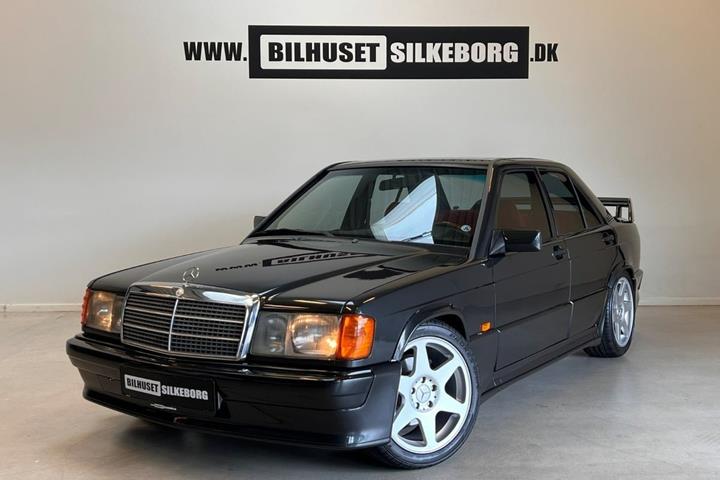 Rød Mercedes 190 E fra 1984