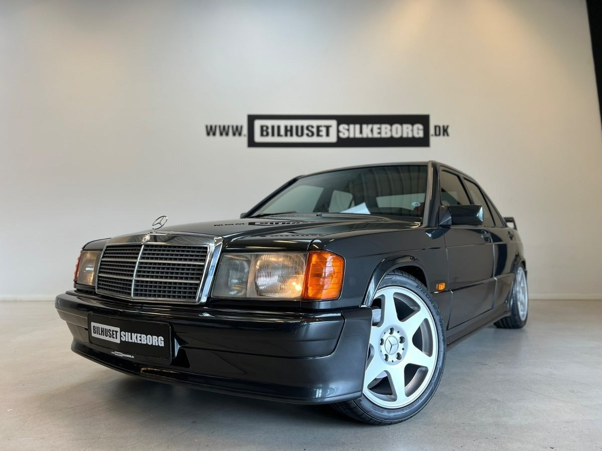 Rød Mercedes 190 E fra 1984
