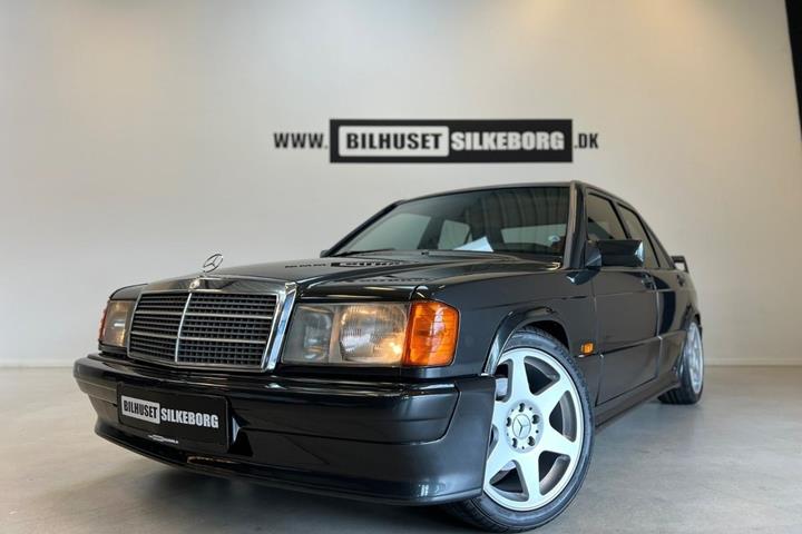 Rød Mercedes 190 E fra 1984