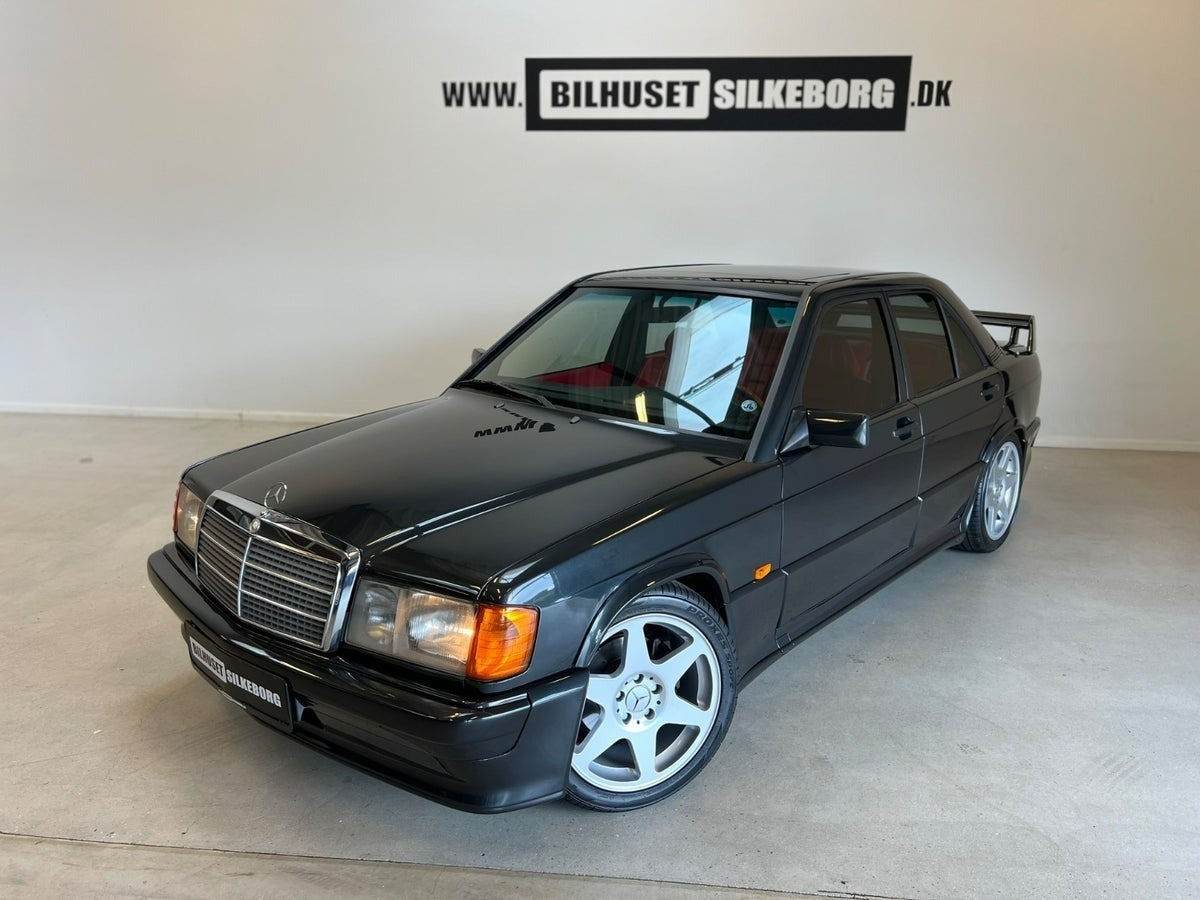 Rød Mercedes 190 E fra 1984