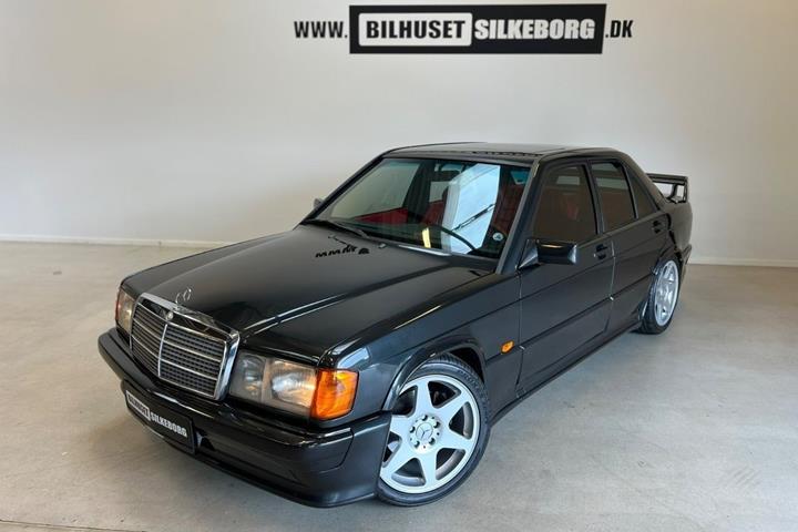 Rød Mercedes 190 E fra 1984