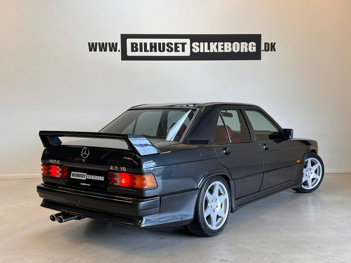 Rød Mercedes 190 E fra 1984