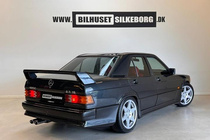 Rød Mercedes 190 E fra 1984
