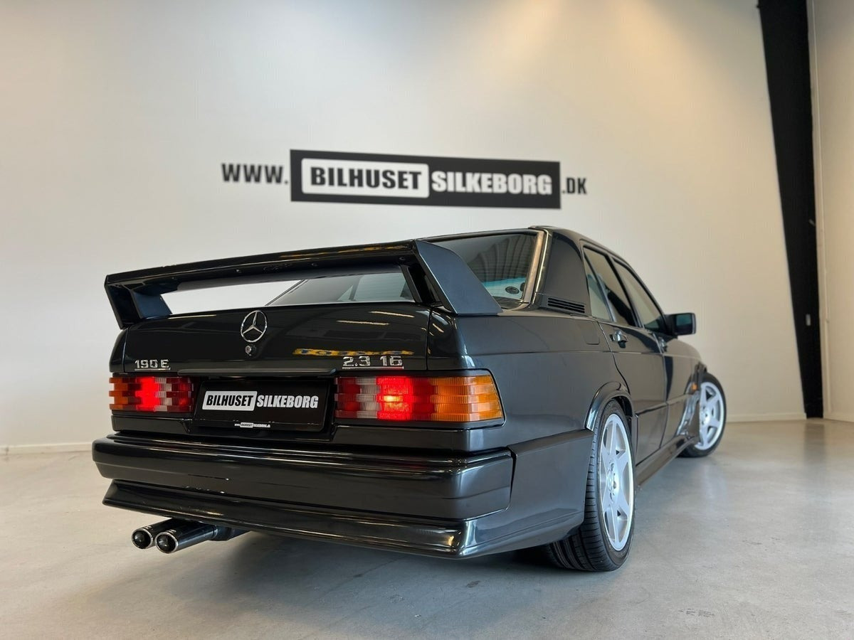 Rød Mercedes 190 E fra 1984