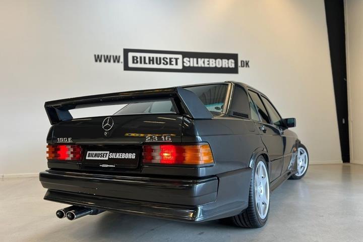 Rød Mercedes 190 E fra 1984