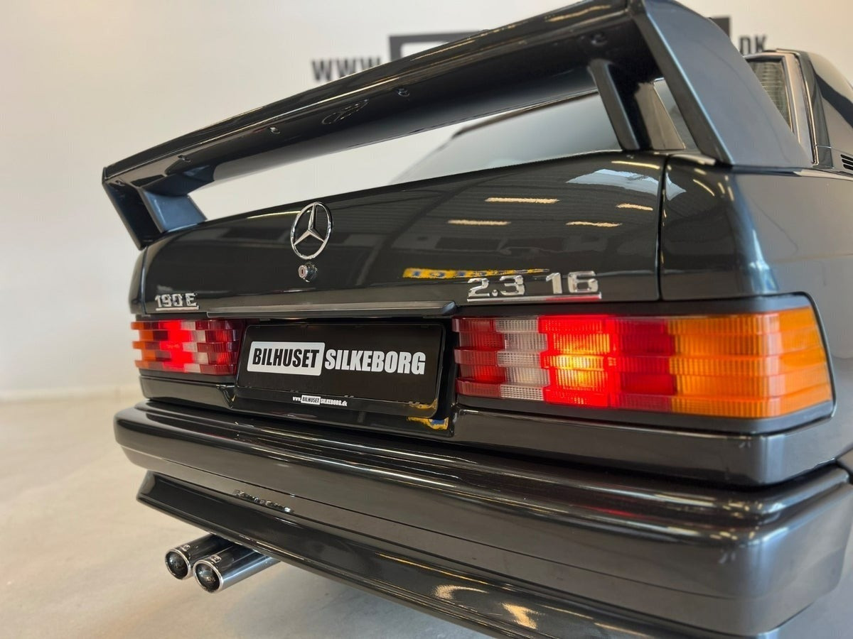 Rød Mercedes 190 E fra 1984