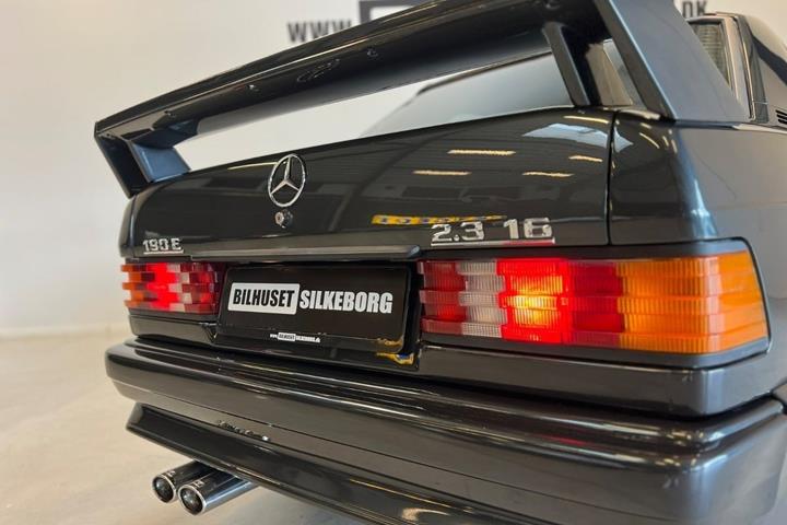 Rød Mercedes 190 E fra 1984