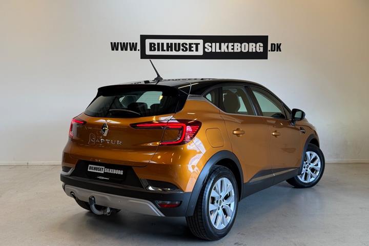 Orange Renault Captur fra 2020