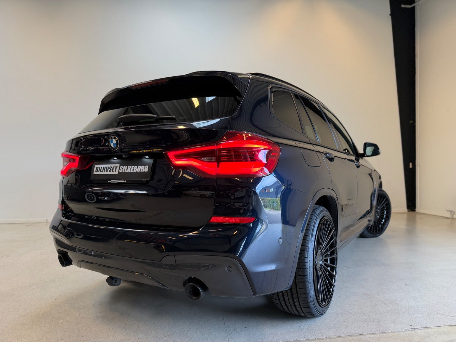 Blå BMW X3 fra 2020