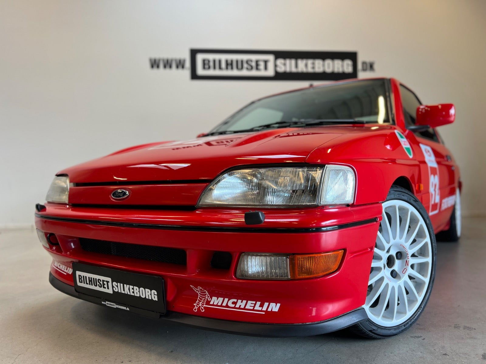 Orange Ford Escort fra 1992