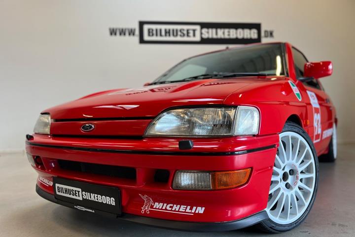 Orange Ford Escort fra 1992