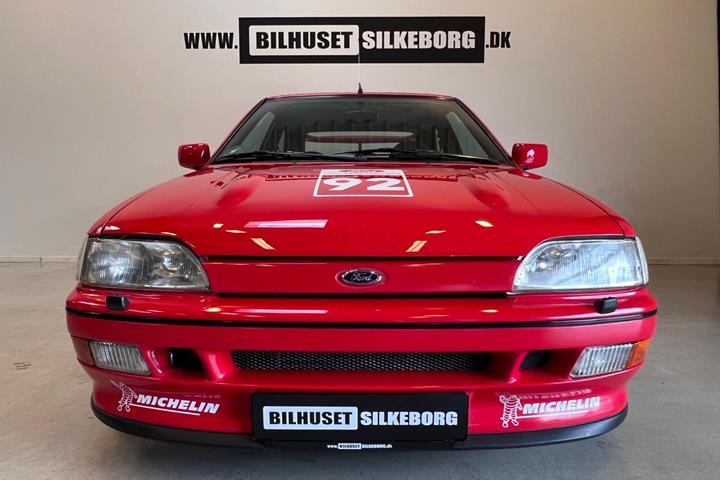 Orange Ford Escort fra 1992