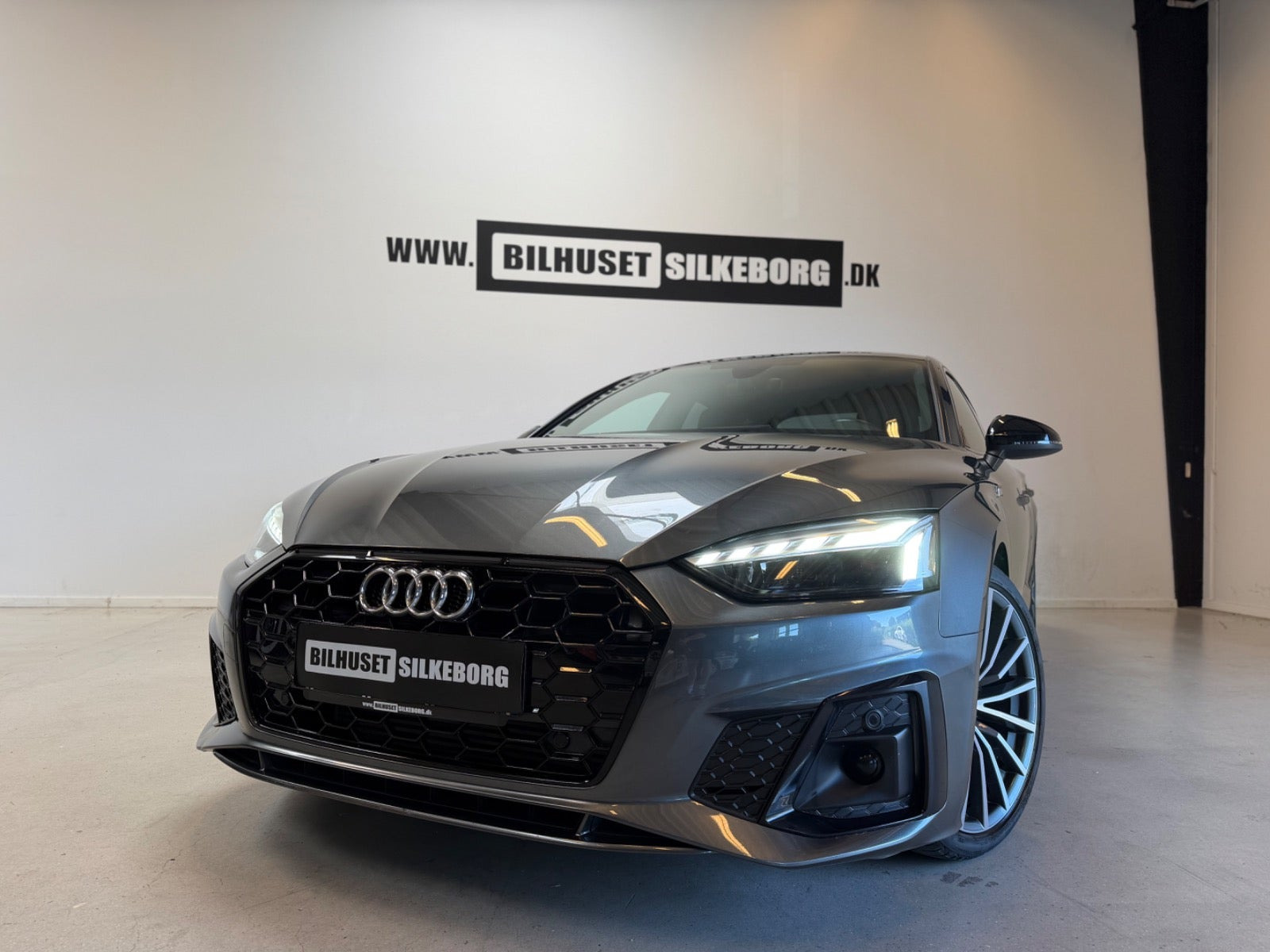 Grå Audi A5 fra 2020