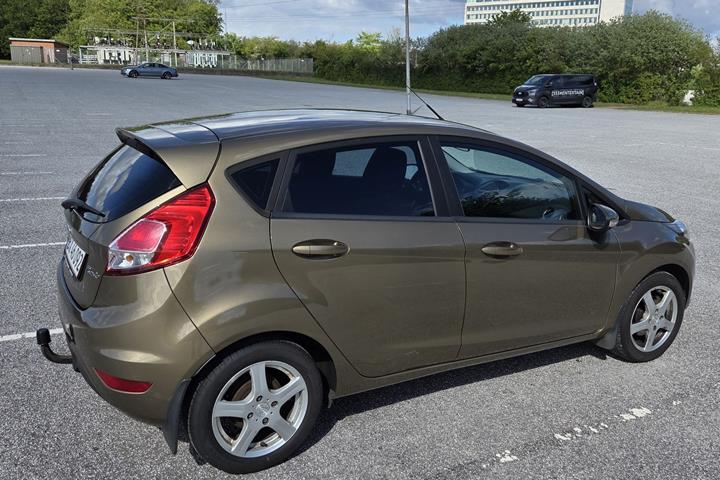 Brun Ford Fiesta fra 2014