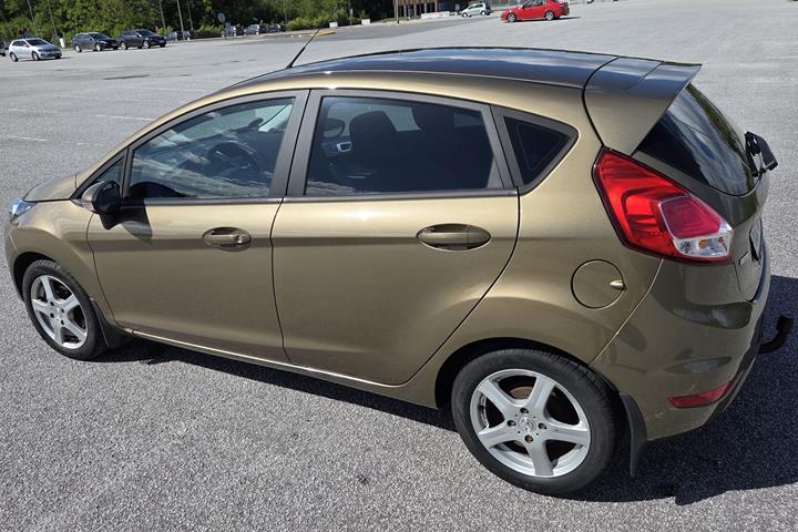 Brun Ford Fiesta fra 2014
