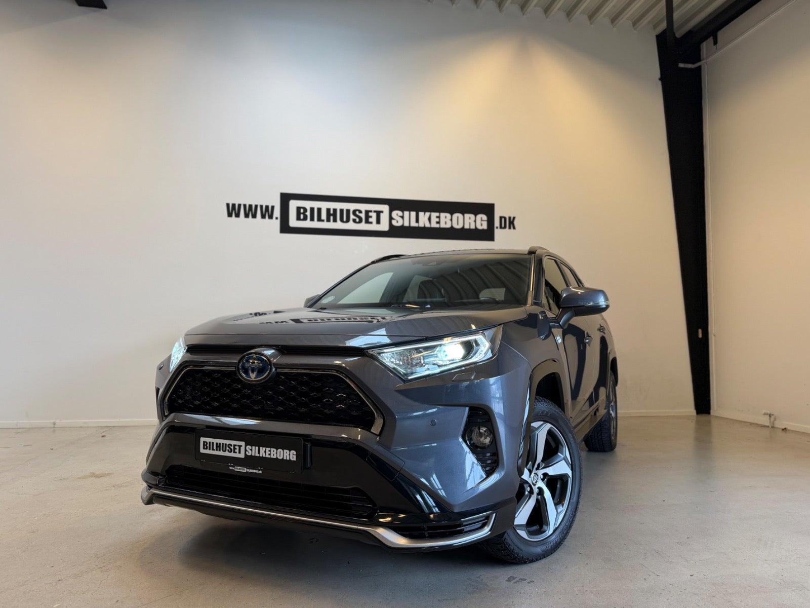 Rød Toyota RAV4 fra 2022