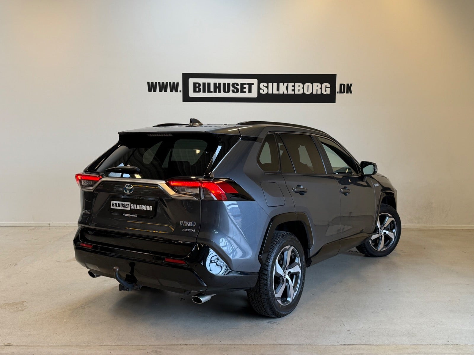 Rød Toyota RAV4 fra 2022