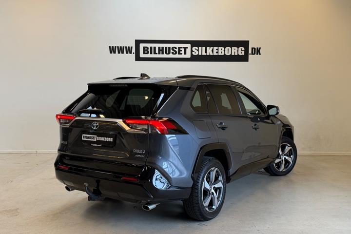 Rød Toyota RAV4 fra 2022