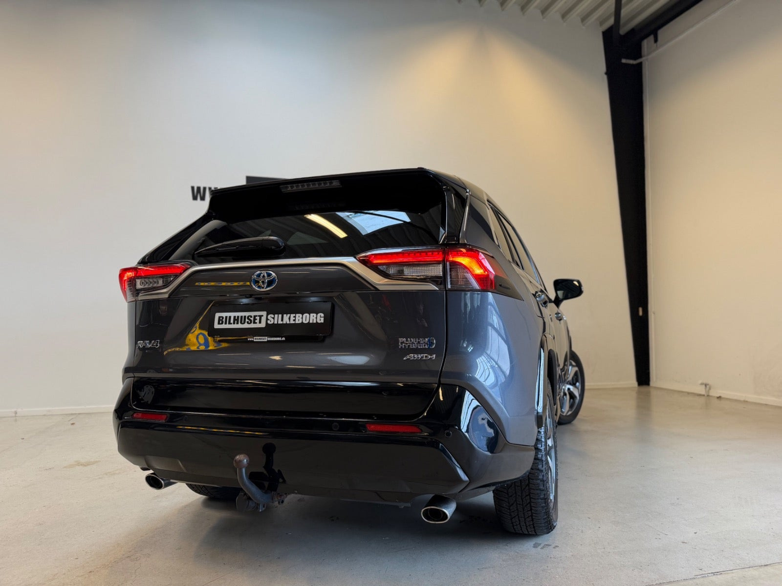 Rød Toyota RAV4 fra 2022